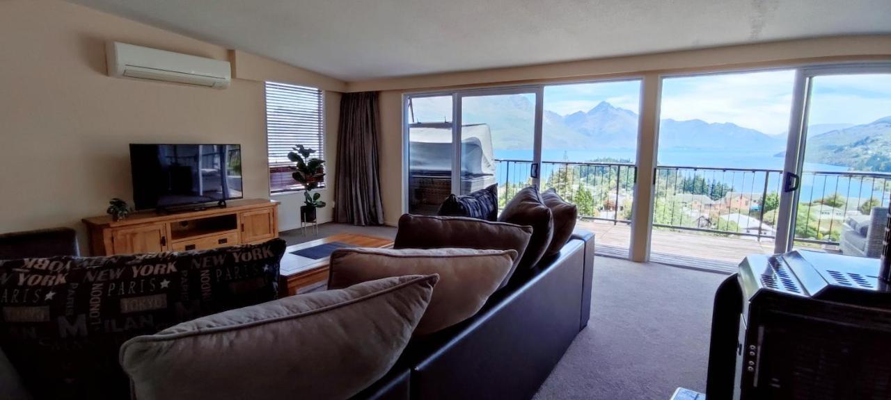 Spacious Home With Awesome Lake Views Квінстаун Екстер'єр фото